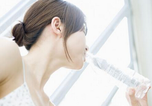 老年人飯前喝水有利減重-怎么喝水能減肥?