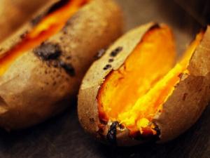 街頭的烤紅薯能放心吃嗎?烤紅薯有大量致癌物?