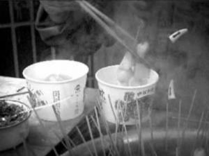 街邊小吃一次性紙碗質量堪憂 熱水一沖便漏洞