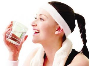 喝白開水的好處?午后1杯白開水搞定身體9種病