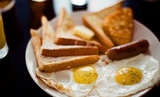 早上運(yùn)動(dòng)前吃早餐還是運(yùn)動(dòng)后吃早餐 跑步后早餐吃什么