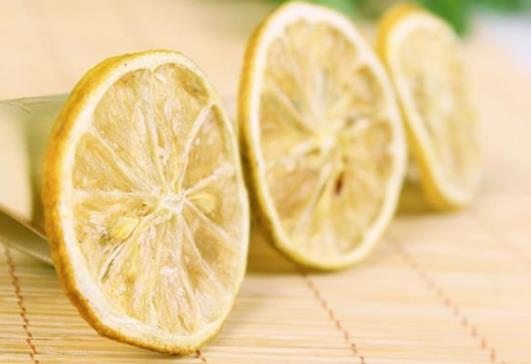 干檸檬泡水發苦是什么原因?干檸檬片是黑的好還是黃的好?