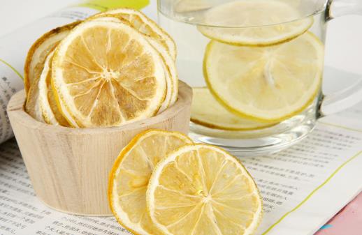 干檸檬泡水發苦是什么原因?干檸檬片是黑的好還是黃的好?