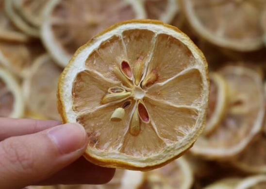 干檸檬片黑了是壞了嗎?檸檬片怎么泡才不苦?