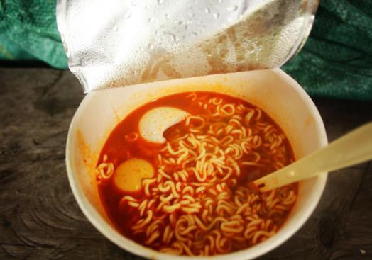 方便面干吃熱量是多少?吃泡面喝湯有什么壞處嗎?