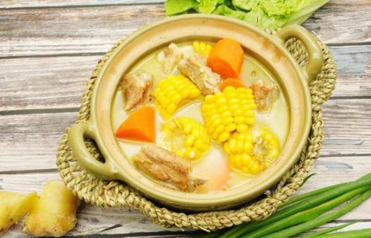 玉米胡蘿卜排骨湯要放油嗎 玉米胡蘿卜排骨湯不吃排骨多少熱量