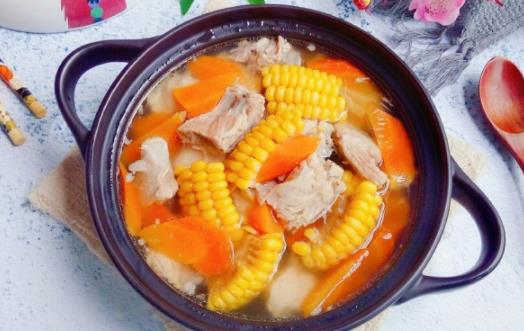 玉米胡蘿卜排骨湯要放油嗎 玉米胡蘿卜排骨湯不吃排骨多少熱量