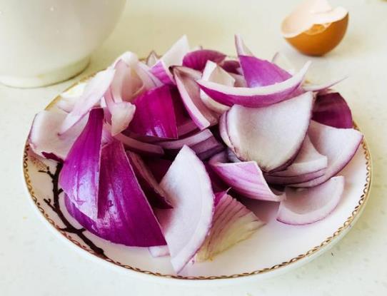 切開(kāi)的洋蔥在冰箱可以放多久?洋蔥對(duì)糖尿病人有好處嗎