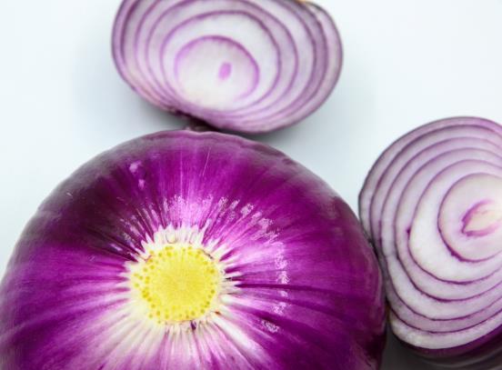 切開(kāi)的洋蔥在冰箱可以放多久?洋蔥對(duì)糖尿病人有好處嗎