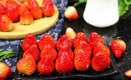 吃草莓可以改善便秘嗎 吃草莓會拉紅色大便嗎