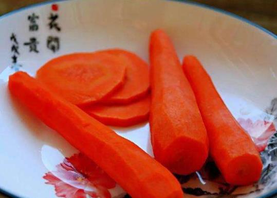 胡蘿卜蒸著吃好還是炒著吃?吃胡蘿卜要去皮嗎?