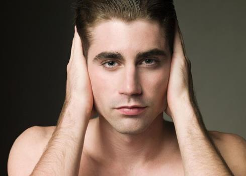 男士臉皮厚易出油春季該如何保養?型男黃金護膚3大原則