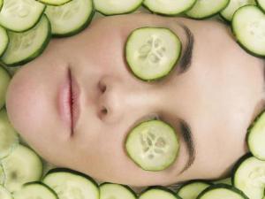 貼黃瓜片對皮膚有哪些好處?黃瓜面膜的制作方法