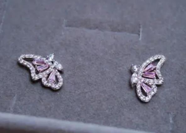 金更能養(yǎng)耳洞還是銀?耳釘長期戴會(huì)導(dǎo)致耳洞越來越大嗎