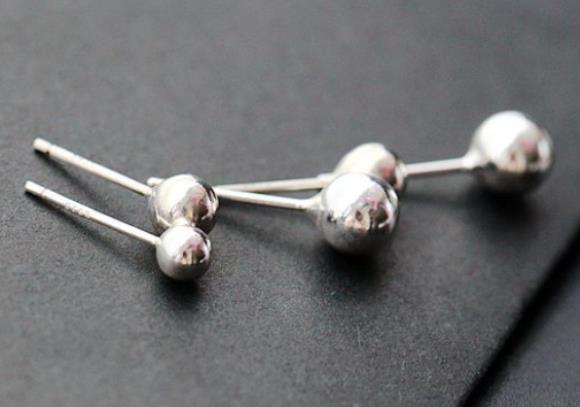 金更能養(yǎng)耳洞還是銀?耳釘長期戴會(huì)導(dǎo)致耳洞越來越大嗎