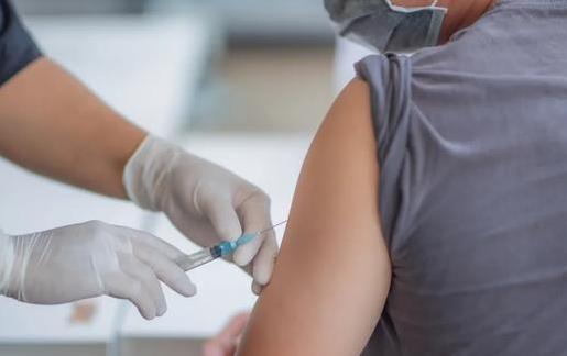 新冠疫苗第二針可以推遲多久才打?接種新冠疫苗后吃辣條會失效嗎?