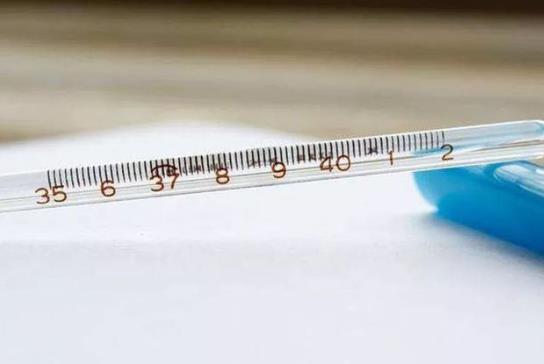 現在是不是只要咳嗽了去醫院就得隔離?只要是發燒就需要隔離嗎?