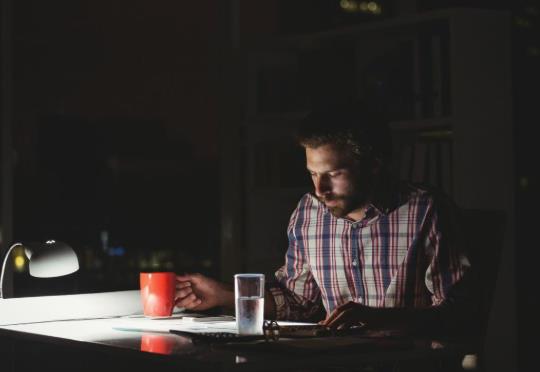 規(guī)律熬夜但睡足八小時(shí)會(huì)猝死嗎?熬夜猝死的幾率有多大