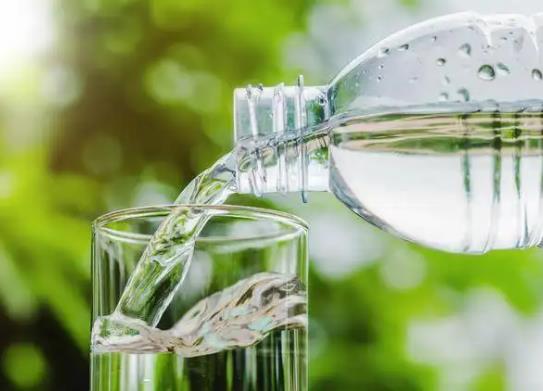 半天沒喝水尿的小便顏色太深正常嗎?不喝水一上午就尿了4次正常嗎