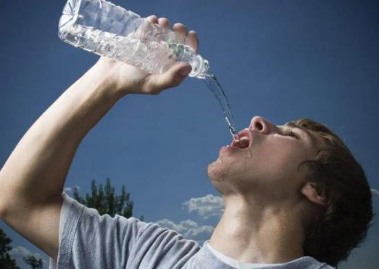 半天沒喝水尿的小便顏色太深正常嗎?不喝水一上午就尿了4次正常嗎