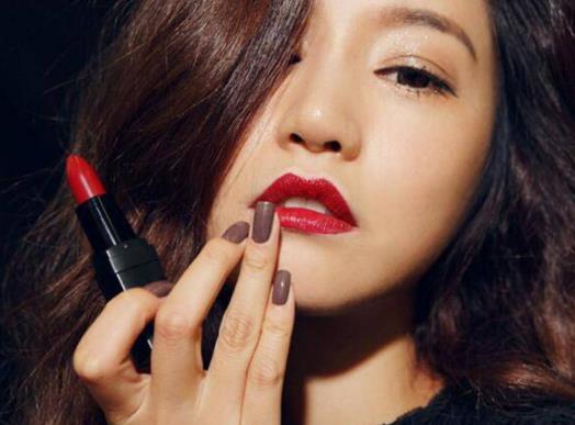 怎么避免口紅粘在牙齒上?口紅被洗了怎么恢復原狀