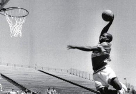 世界上彈跳最高的人,厄爾·麥尼考爾特垂直跳1.55米