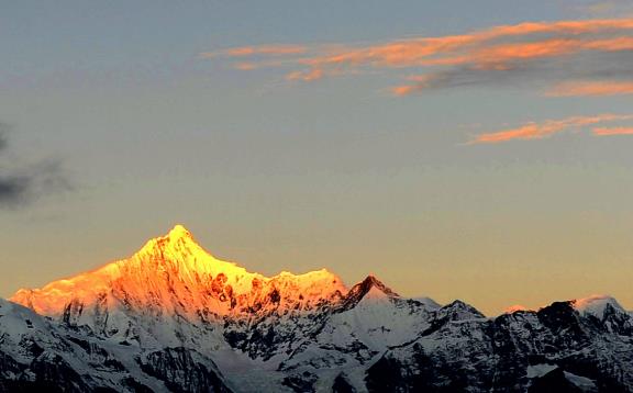 世界上最美的雪山梅里雪山 云南的第一高峰卡瓦格博峰海拔6740m