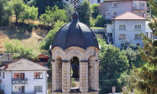 全球最大的玫瑰產地 保加利亞的玫瑰谷幾十千米長 盛產7000多種玫瑰