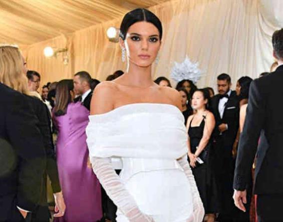 卡戴珊家族23歲肯豆榮獲年度“最賺錢(qián)模特” 年收入上億力壓眾超模