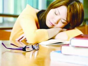 趴著睡覺好嗎?常趴在桌上睡午覺傷眼睛和神經(jīng)