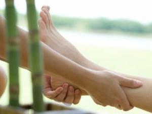 氣血不足如何調理?女性睡前泡腳搓腳梳頭可養氣血