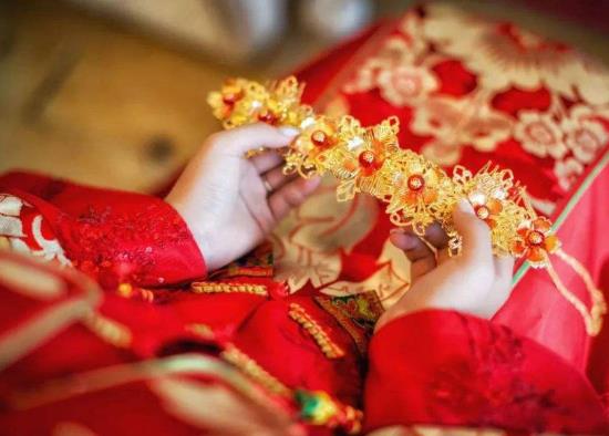 婚禮新娘下車腳要踩什么?為什么要將新郎用膠帶纏在樹上