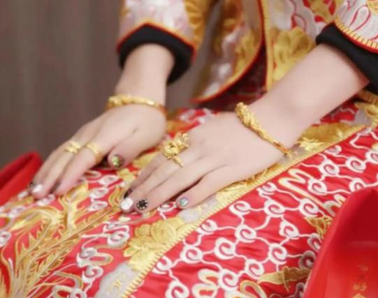 三金訂婚給還是結(jié)婚給?三金是聘禮還是嫁妝