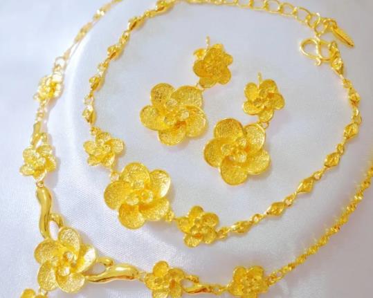 結(jié)婚前三金先放誰(shuí)家好?結(jié)婚當(dāng)天三金放哪里