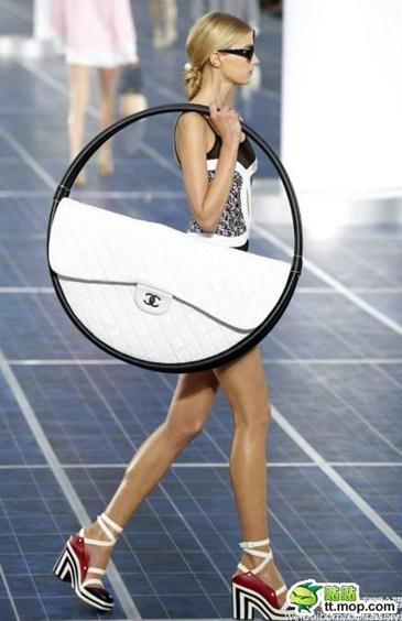 自行車輪胎還是方向盤?香奈兒新款呼啦圈包造惡搞