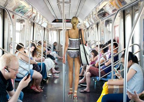 自行車輪胎還是方向盤?香奈兒新款呼啦圈包造惡搞地鐵上