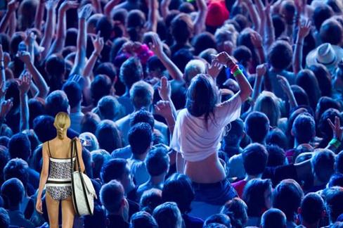 自行車輪胎還是方向盤?香奈兒新款呼啦圈包造惡搞演唱會現(xiàn)場