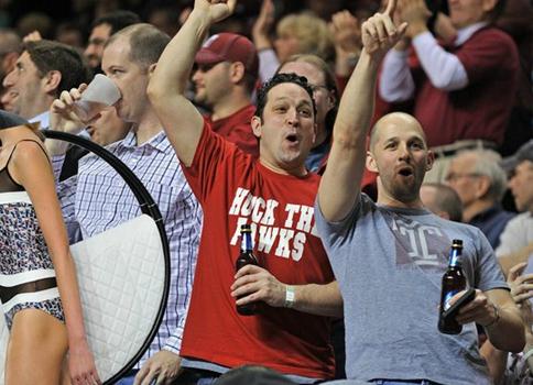 自行車輪胎還是方向盤?香奈兒新款呼啦圈包造惡搞在賽場上