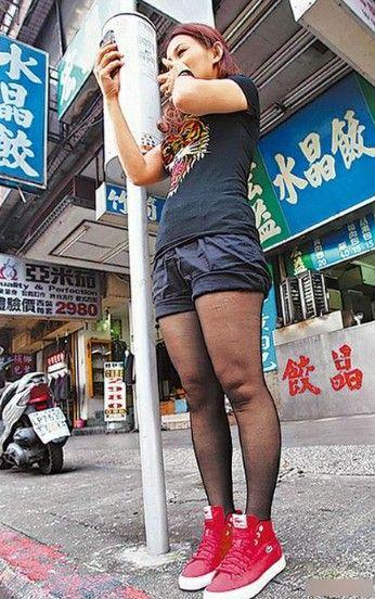 臺灣賤男子駕車尾隨熱褲絲襪女子800米手淫自慰,女子錄影取證