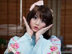 英國15歲瓷娃娃少女爆紅 有網友稱是怪胎