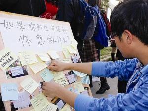 16名大學生拍遺照躺棺材體驗死亡 感慨生命可貴