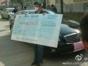 男子開豪車持百萬支票在華中科技大學求婚