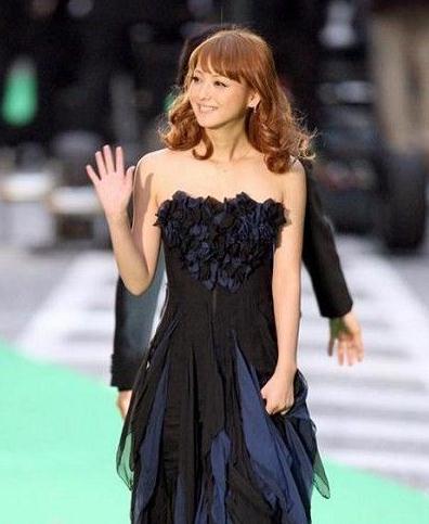 �ձ�Ů������ľϣ�ٱ��غ����G�գ������ع������ˈ��(f��)�����������ǰ99����Ů