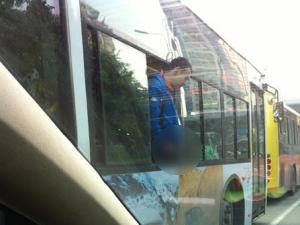 成年男子公交車上向窗外撒尿 網友“出門帶紙尿褲”