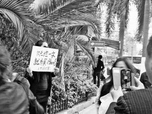 黑衣美女街頭賣擁抱一次10元 網友斥其物質女