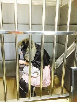 深圳寶馬女車主酒駕,拒絕檢查狠踢交警下體命根子