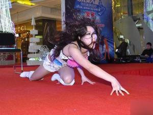 靚女子豹紋內衣外露 披頭散發跪地狂演“獅子舞”