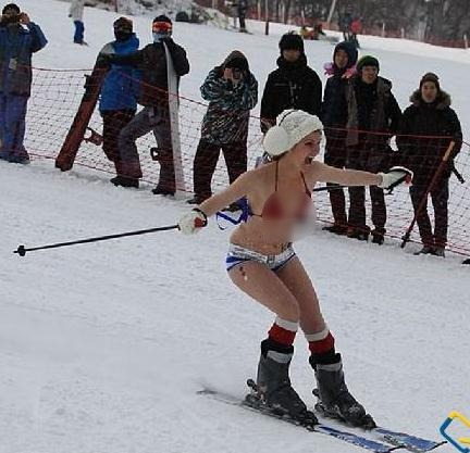 �������ˣ��Ȼ�����Ů�����Ȼ���ȥ��ѩ�����º��䲻���߹⣬�n��(gu��)�Ȼ��Ửѩ��ِ