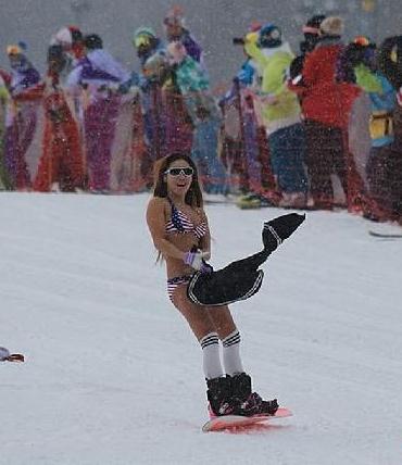 �������ˣ��Ȼ�����Ů�����Ȼ���ȥ��ѩ�����º��䲻���߹⣬�n��(gu��)�Ȼ��Ửѩ��ِ