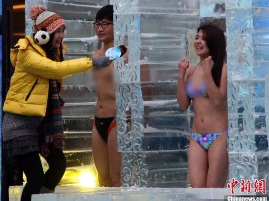 耐寒奇人長(zhǎng)沙街頭挑戰(zhàn)人類(lèi)耐寒極限,比基尼美女體驗(yàn)“冰凍”